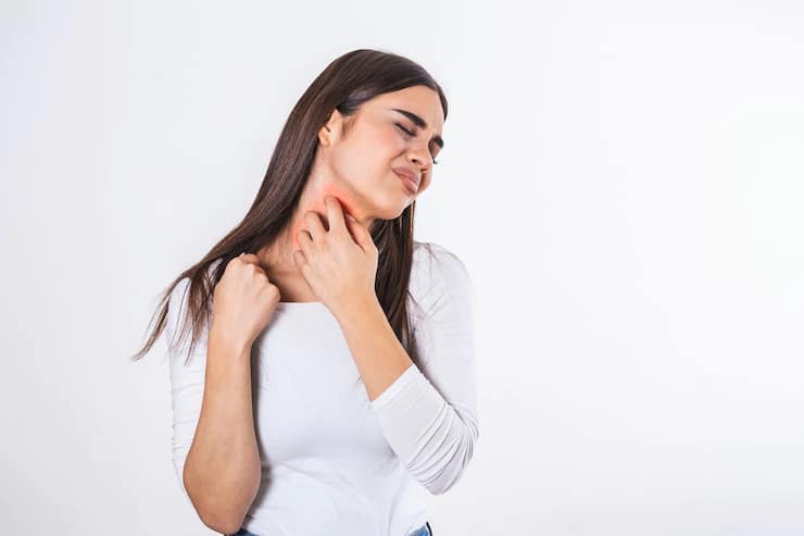women allergic reaction to neck